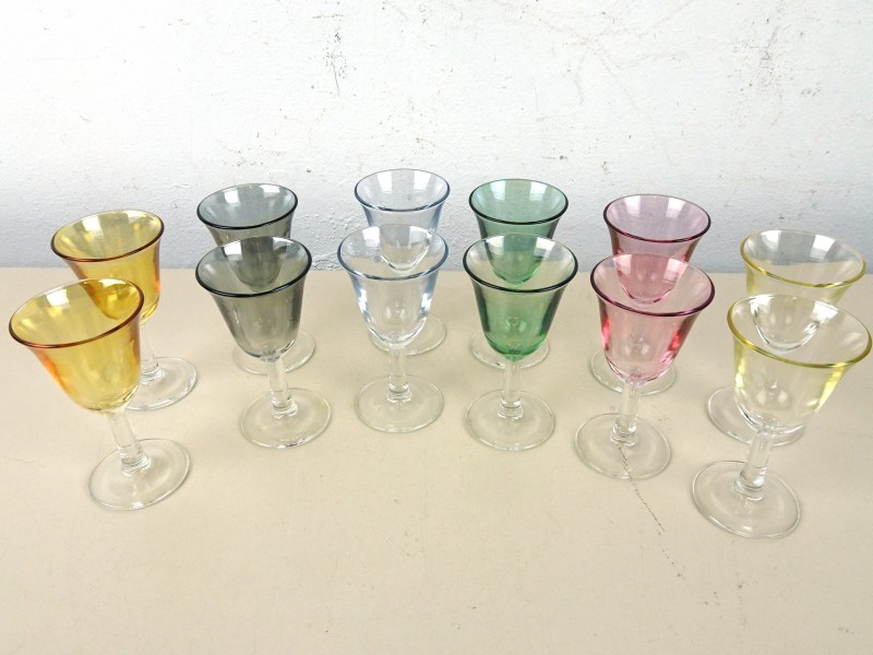 Expertise Toegeven Veel Gekleurde vintage glazen borrelglaasjes - De Kringwinkel
