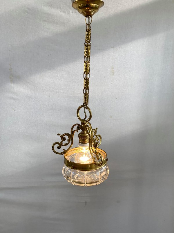 Mm kaping verdamping Antieke hanglamp uit koper en geslepen glas - De Kringwinkel
