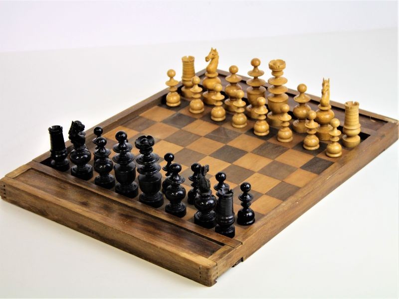 Zelfgenoegzaamheid Afleiden zelfstandig naamwoord Oud dubbelzijdig schaak-/dambord met speelstukken - De Kringwinkel
