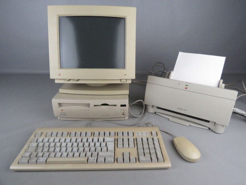 Vintage Macintosh computer en printer