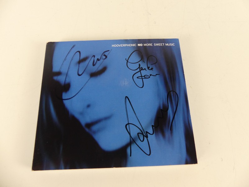 Hooverphonic (No) More Sweet Music Gesigneerd!