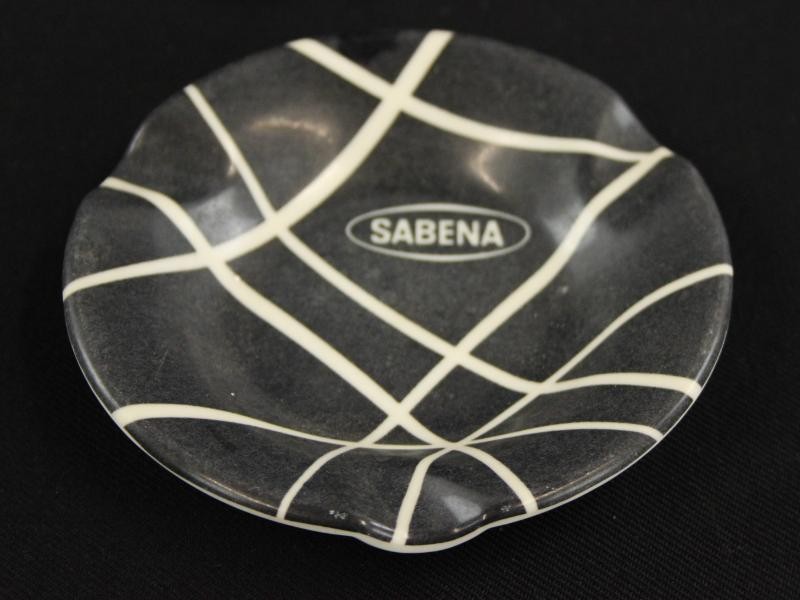 SABENA - 18 porseleinen schaaltjes en knap asbakje met afbeeldingen van Magritte