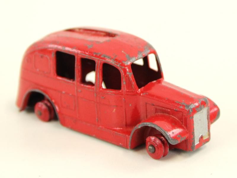 17 vintage Dinky Toys wagentjes