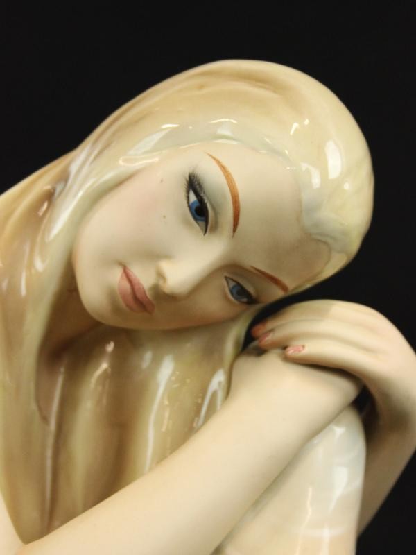 Keramische sculptuur van een mooie Italiaanse dame, gesigneerd: Ronzan