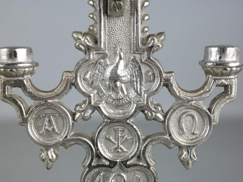 Metalen kruisbeeld