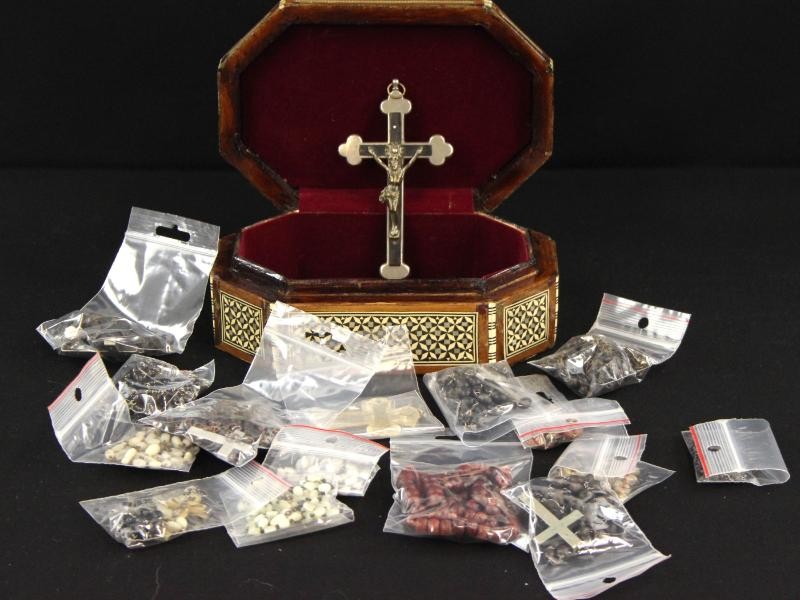 Collectie van 42 religieuze items bewaard is in 3 sier kistjes