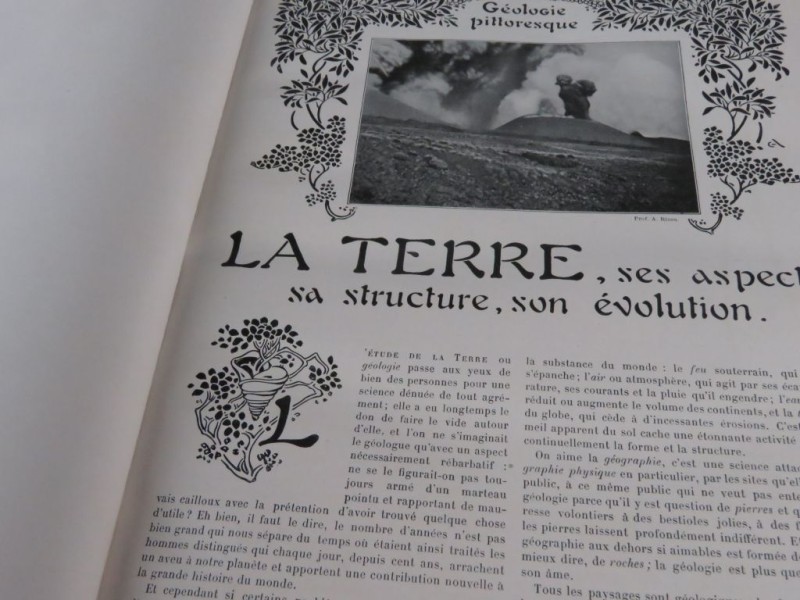 Twee Franstalige antieke hardcover boeken "La terre" en "Les comètes"