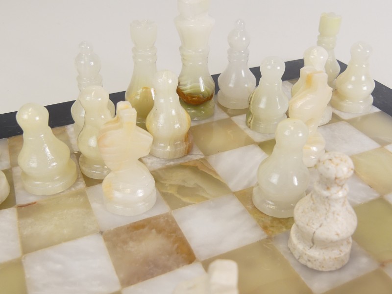 Schaakbord uit marmer + schaakstukken (1)