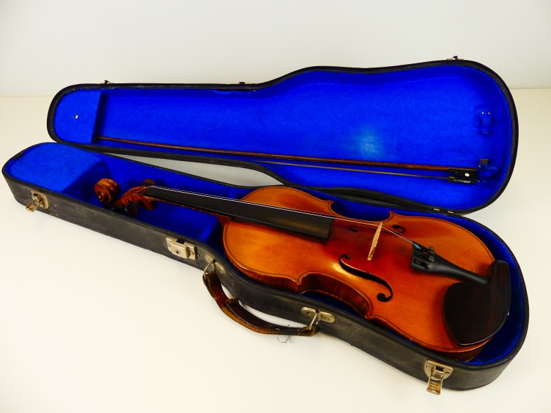Oude viool naar Antonius Stradivarius met vioolkoffer en strijkstok