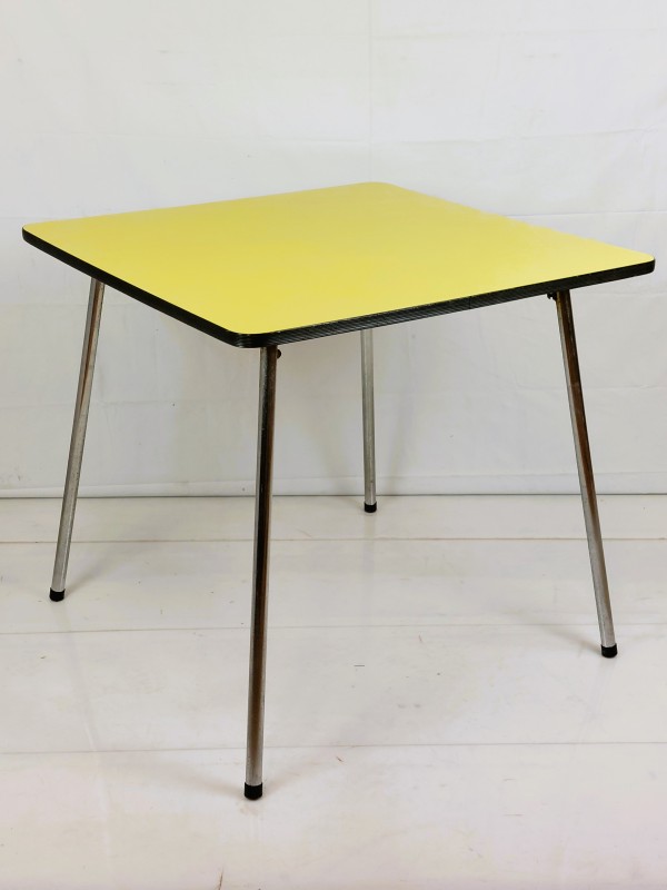 Gele formica eettafel