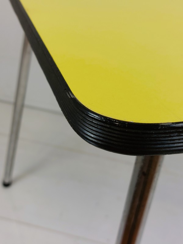 Gele formica eettafel