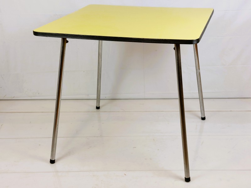 Gele formica eettafel