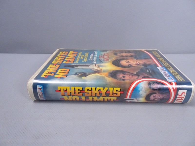 VHS "The sky is no limit" in originele ronde vhs doos