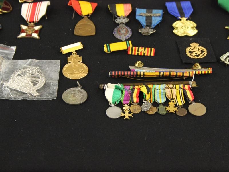 Groot lot van 92 militaire eretekens en medailles
