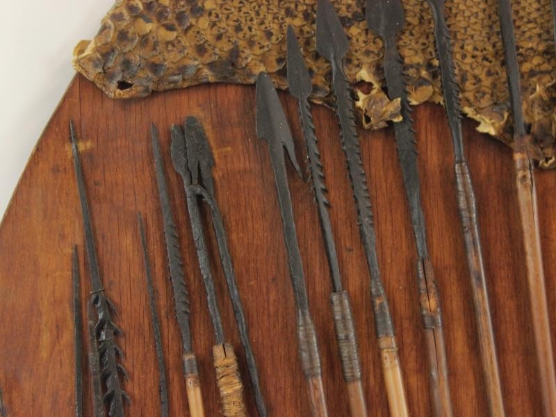 Houten muurdecoratie met 32 pijlen en 3 traditionele bijlen - Afrikaanse oorsprong