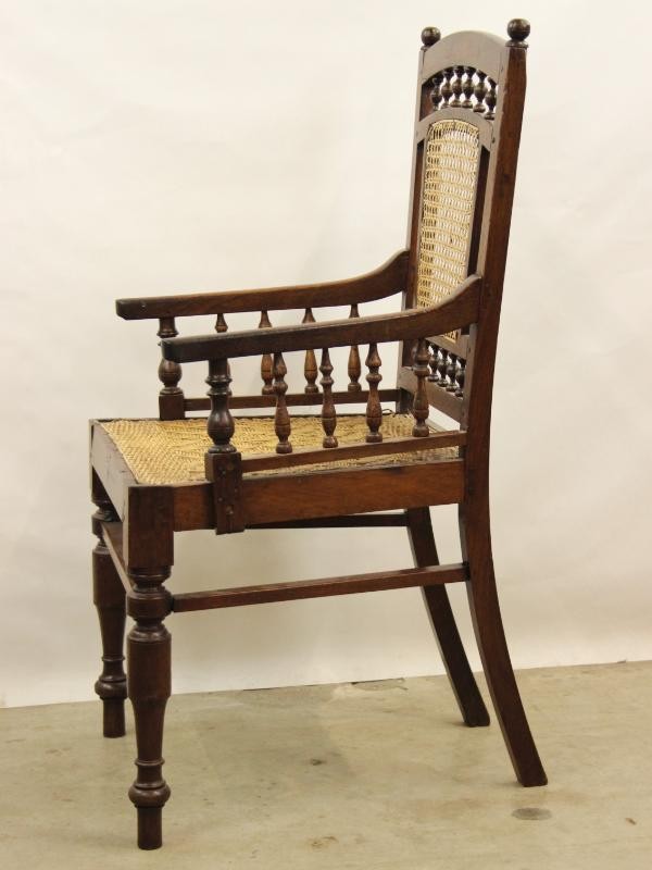 2 Identieke, antieke Mechelse stoelen met webbing