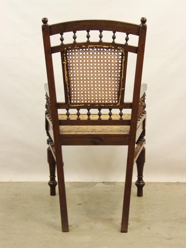 2 Identieke, antieke Mechelse stoelen met webbing