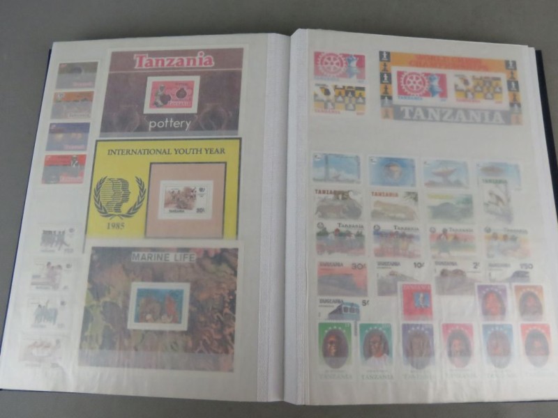 Lot van vijf gevulde postzegelalbums "Africa"