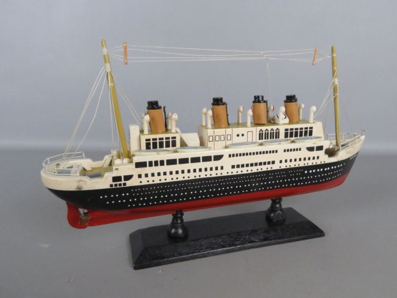 Model RMS Titanic in hout.