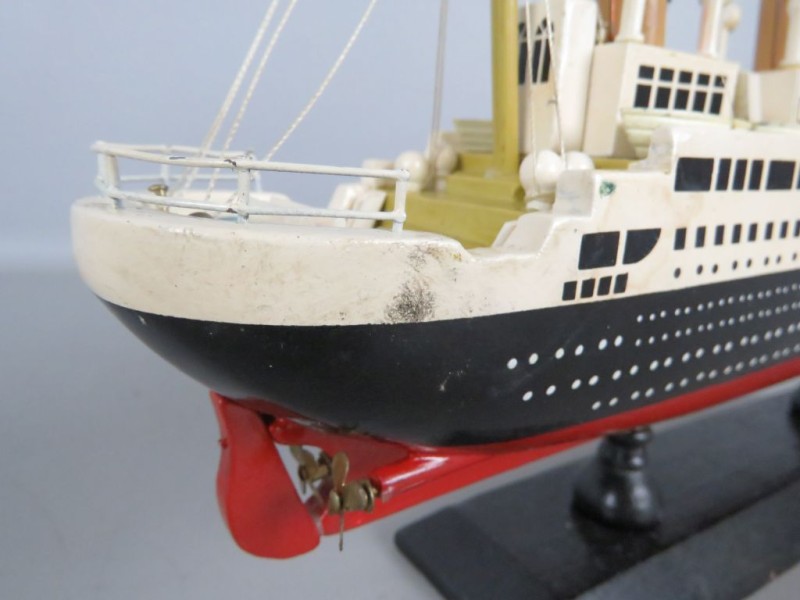 Model RMS Titanic in hout.