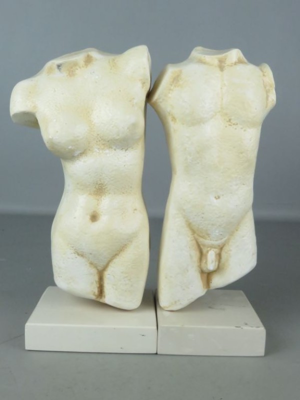 Sculpturen van man en vrouw