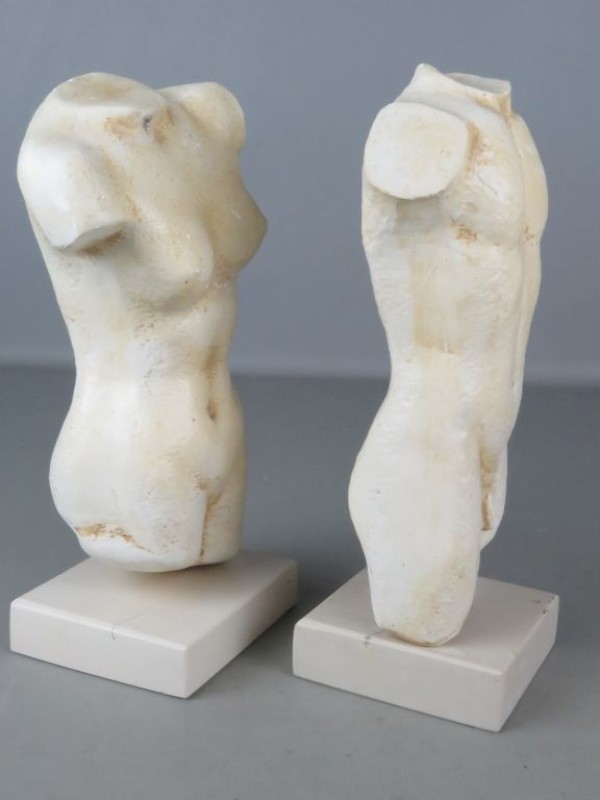 Sculpturen van man en vrouw