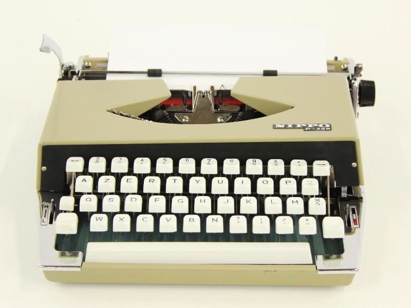 Nippo P-200 draagbare typemachine jaren 60