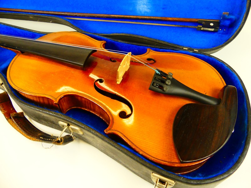 Oude viool naar Antonius Stradivarius met vioolkoffer en strijkstok