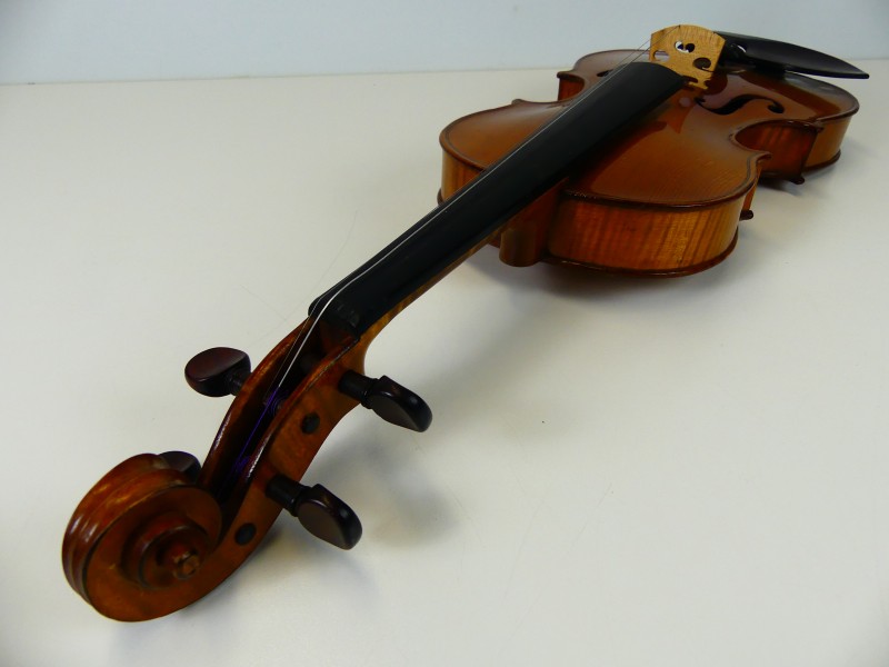 Oude viool naar Antonius Stradivarius met vioolkoffer en strijkstok