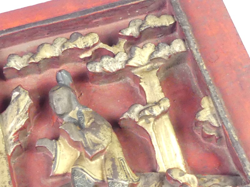 2x houtsnijwerkjes met chinees religieuze ceremonie