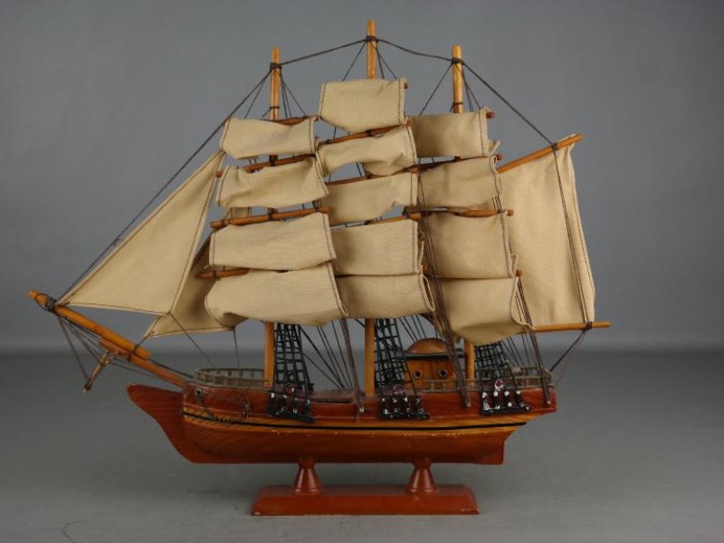 Vintage houten schip met stoffen zeilen