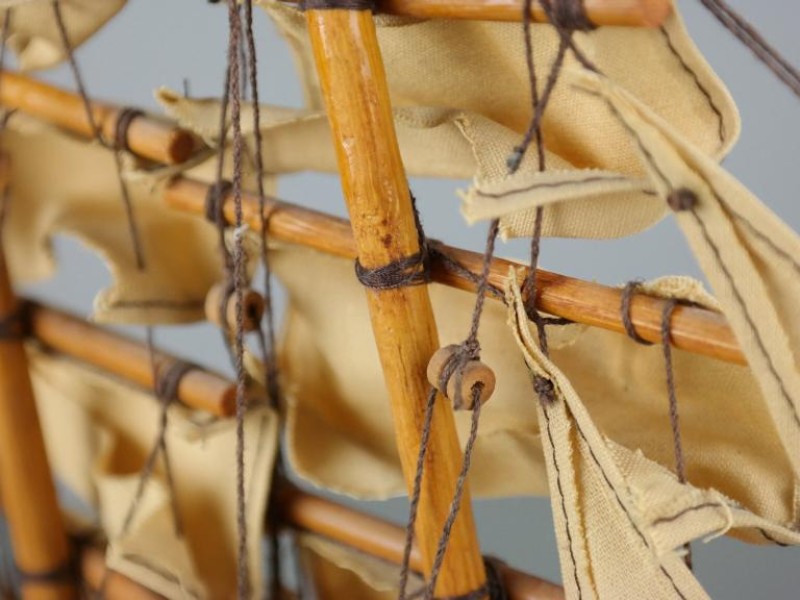 Vintage houten schip met stoffen zeilen