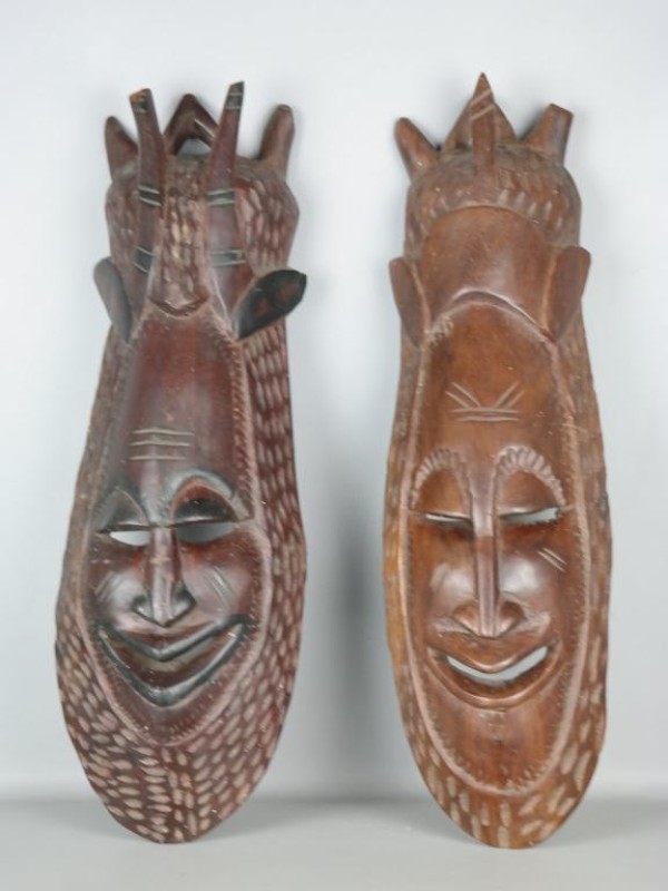 2 grote houten vintage maskers