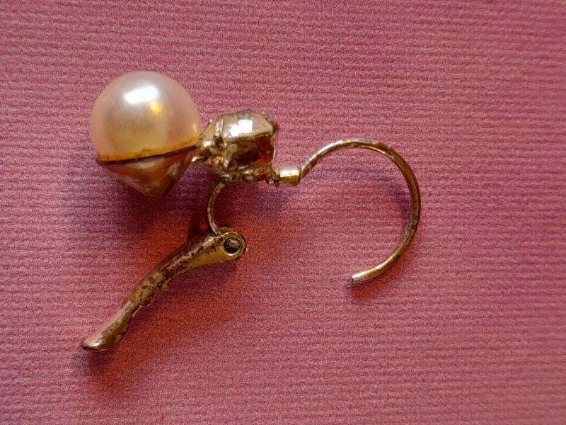 Set van een parelketting, ring en oorbellen