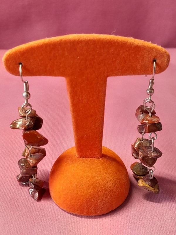 Setje van een halsketting, armband en oorbellen in roestbruin getinte steentjes
