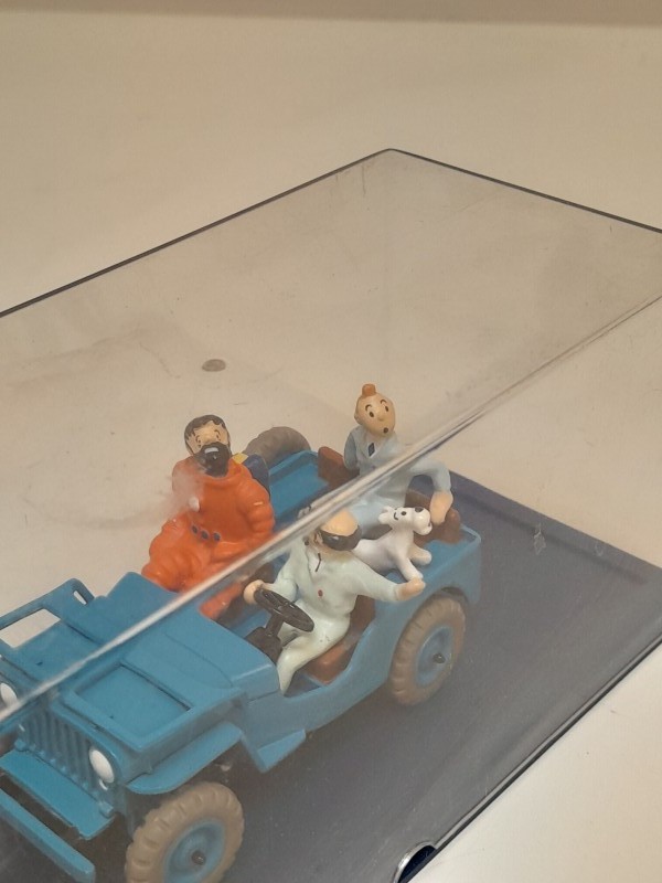 Lot van 6 miniatuur auto's en Kuifje figuurtjes