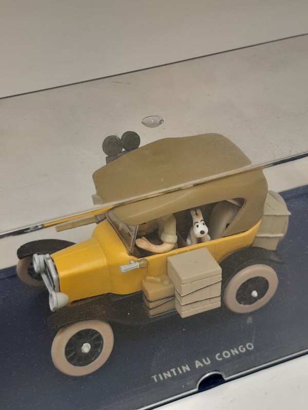 Lot van 6 miniatuur auto's en Kuifje figuurtjes