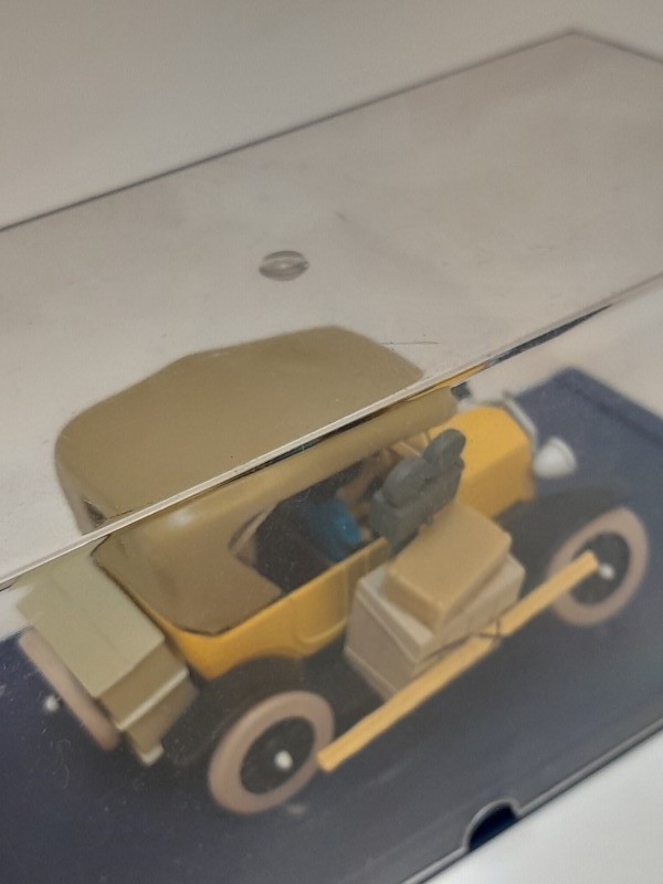 Lot van 6 miniatuur auto's en Kuifje figuurtjes