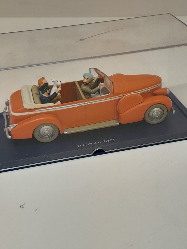 Lot van 6 miniatuur auto's en Kuifje figuurtjes