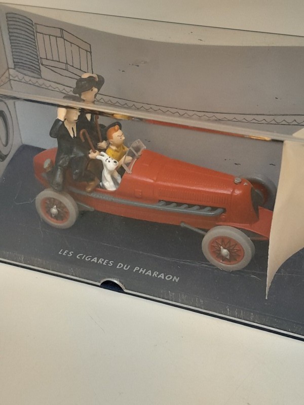 Lot van 6 miniatuur auto's en Kuifje figuurtjes