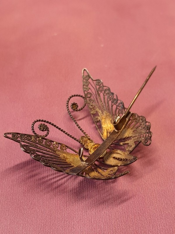 Oude filigraan broche in de vorm van een vlinder