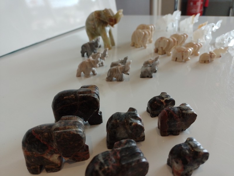 Collectie stenen olifantenbeeldjes
