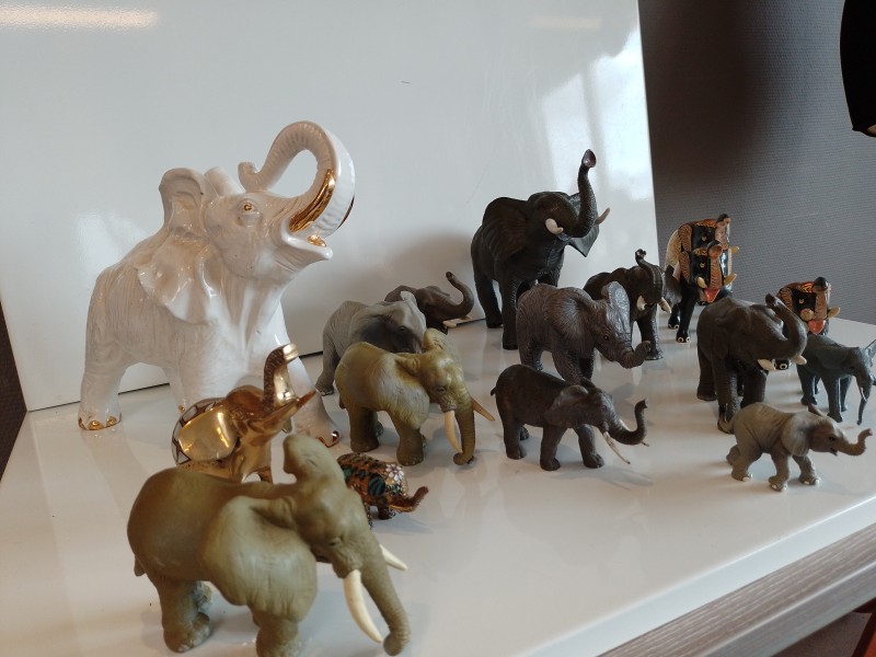 Lot olifantenbeeldjes
