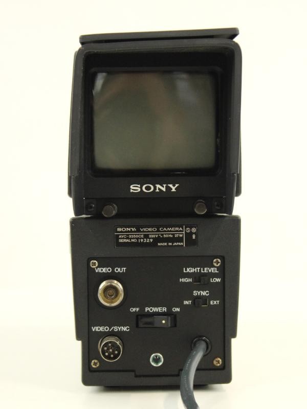 Vintage Sony video camera met bijhorende kabels in een bruine draag koffer