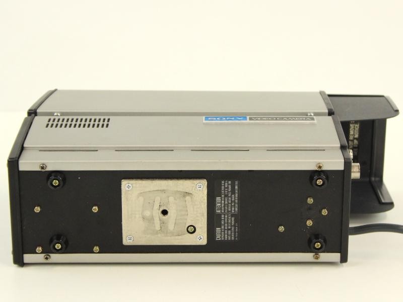Vintage Sony video camera met bijhorende kabels in een bruine draag koffer