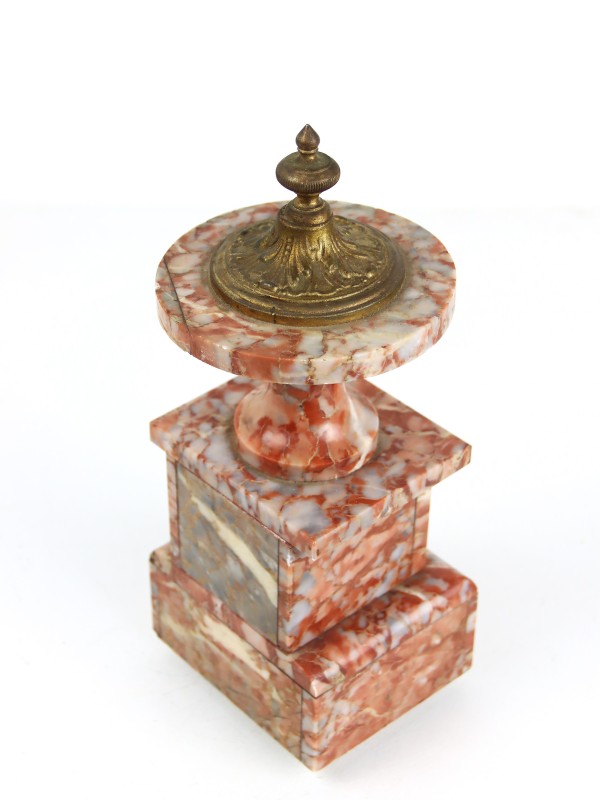 Antieke driedelige commodeklok van roze marmer