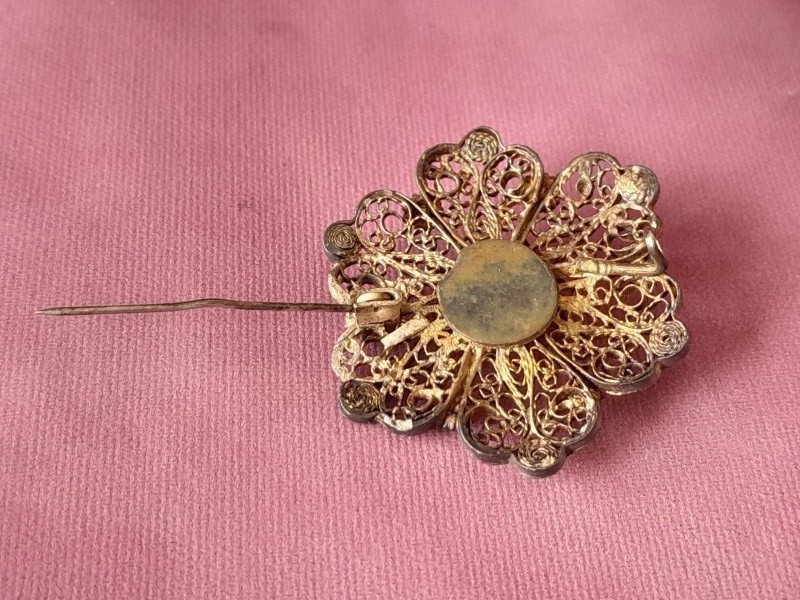 Oude bloemvormige filigraan boche