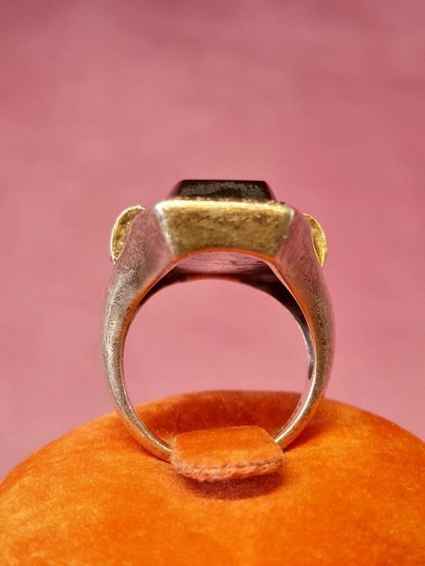 Ring met zwarte steen afgeboord met markasieten