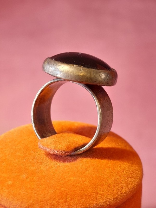 Drie zilveren ringen met een zwarte steen