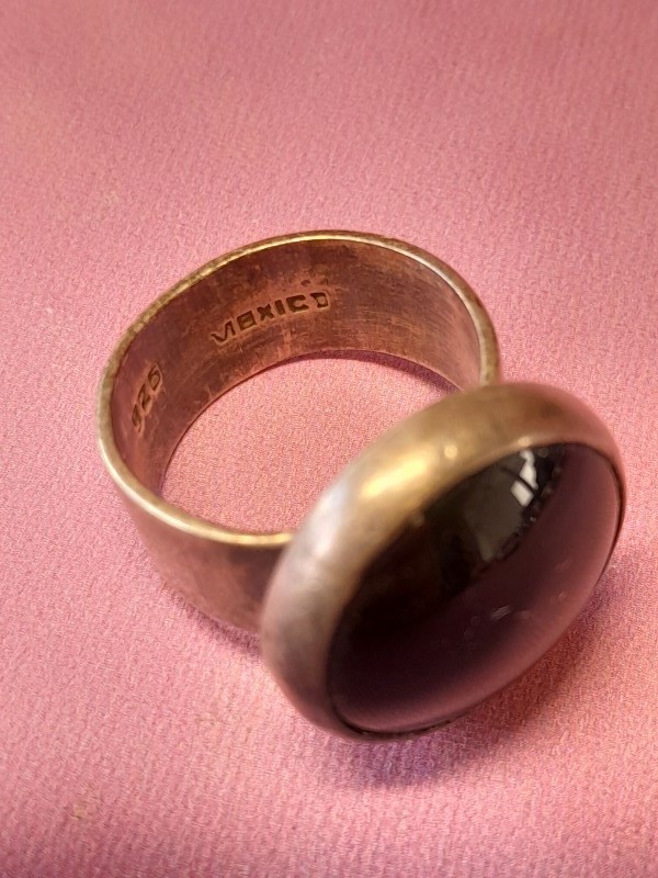 Drie zilveren ringen met een zwarte steen